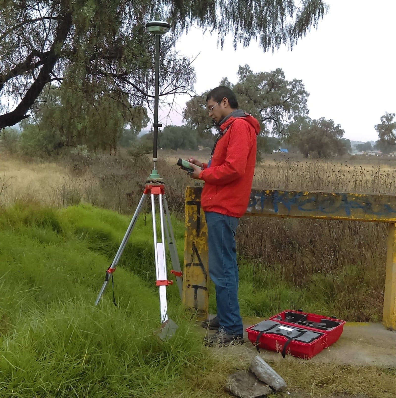 Topógrafo realizando medición de alta precisión en campo